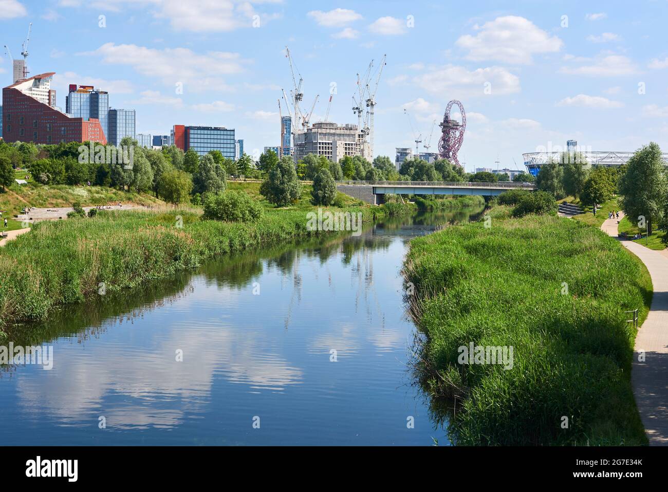 Der Fluss Lea im Queen Elizabeth Olympic Park, Stratford, East London, Großbritannien, im Sommer Stockfoto