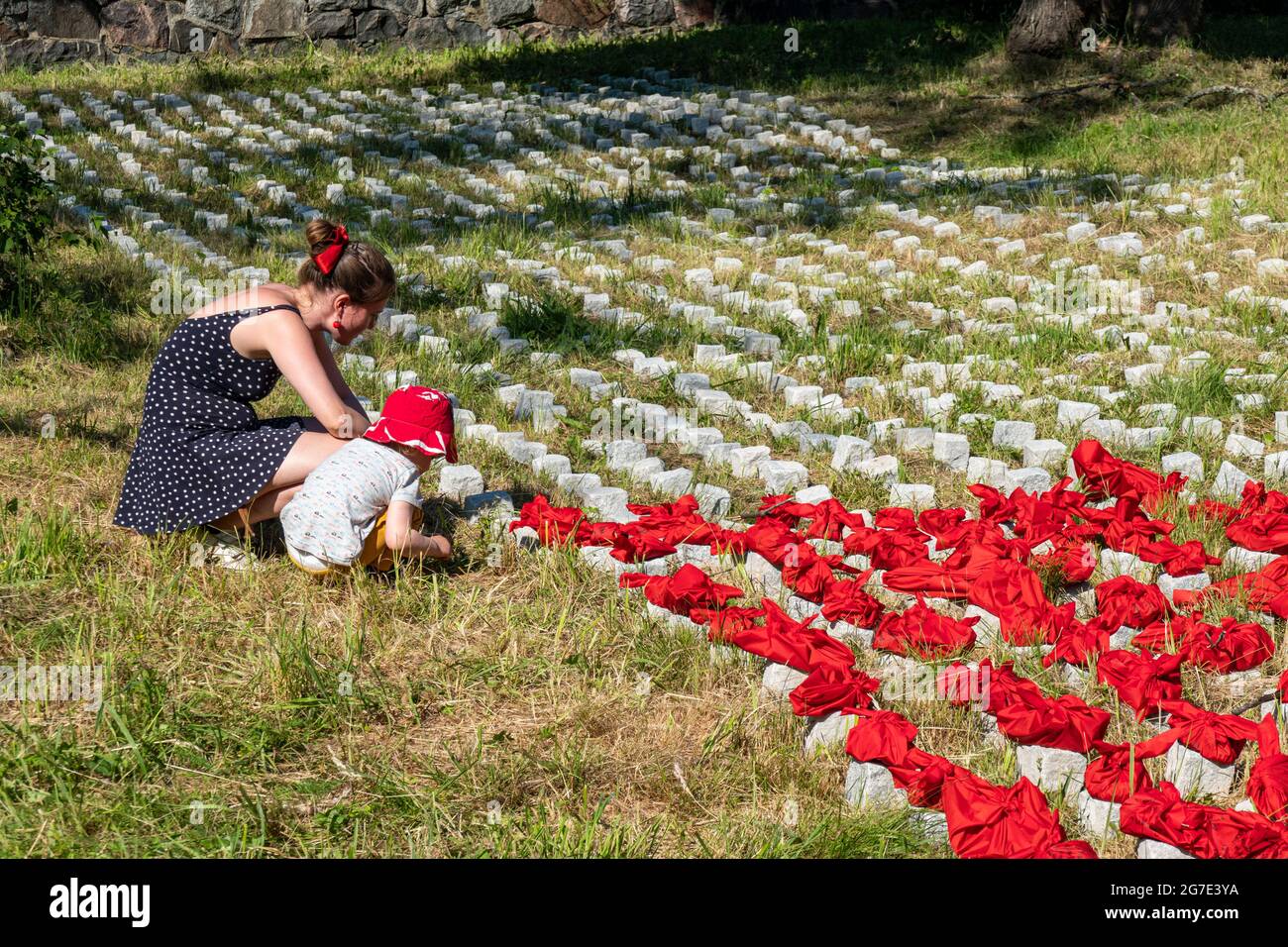 Mutter und Kind von Islands of Island Installation von Kyungwoo Chun bei der internationalen Kunstveranstaltung der Helsinki Biennale 2021 auf der Insel Vallisaari, Finnland Stockfoto