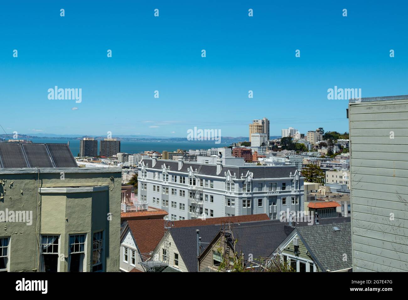 Blick auf die Skyline und die Bucht von San Francisco von Lower Pacific Heights, San Francisco, Kalifornien, 14. Juni 2021. () Stockfoto