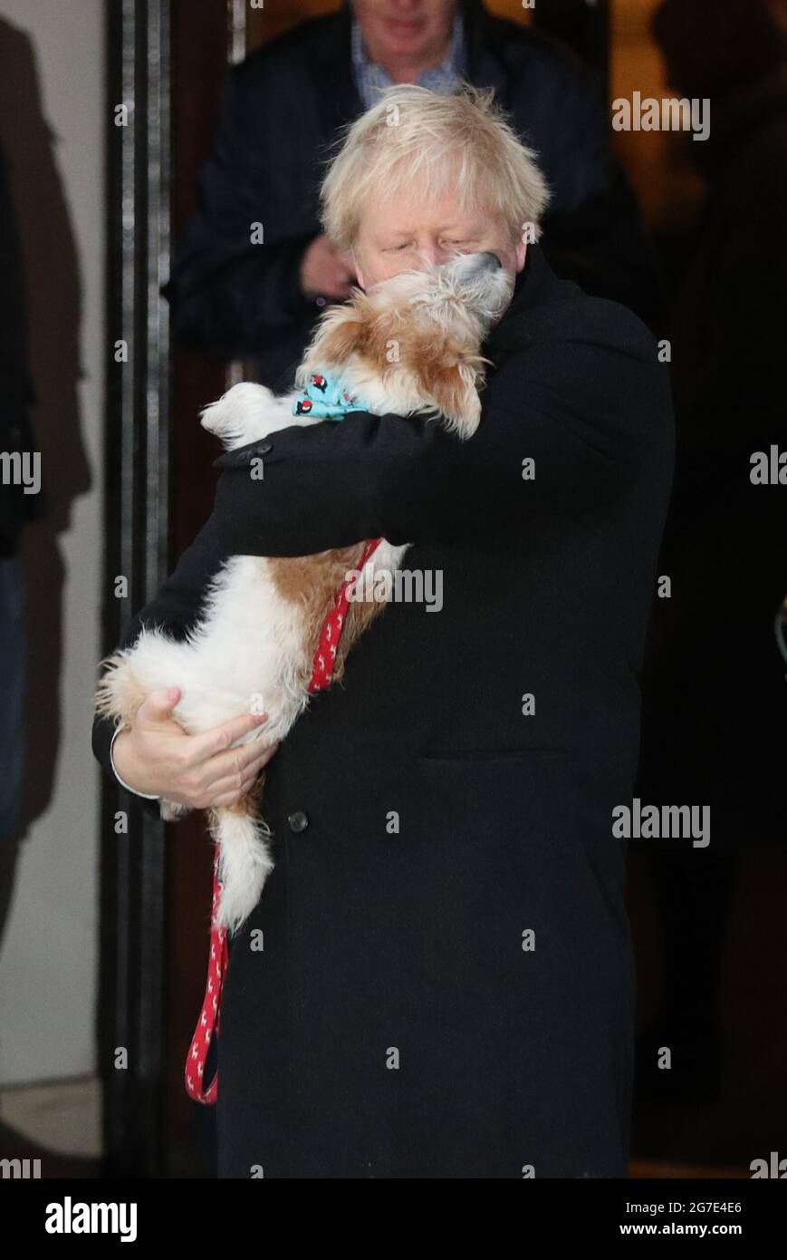 Aktenfoto vom 12/12/19 des Premierministers Boris Johnson mit seinem Hund Dilyn. Ein Nachfolger der Royal Yacht Britannia sollte nach Boris Johnsons Hund Dilyn benannt werden, da es sich um ein "Haustier-Projekt" des Premierministers handelt, wurde in Westminster vorgeschlagen. Ausgabedatum: Dienstag, 13. Juli 2021. Stockfoto