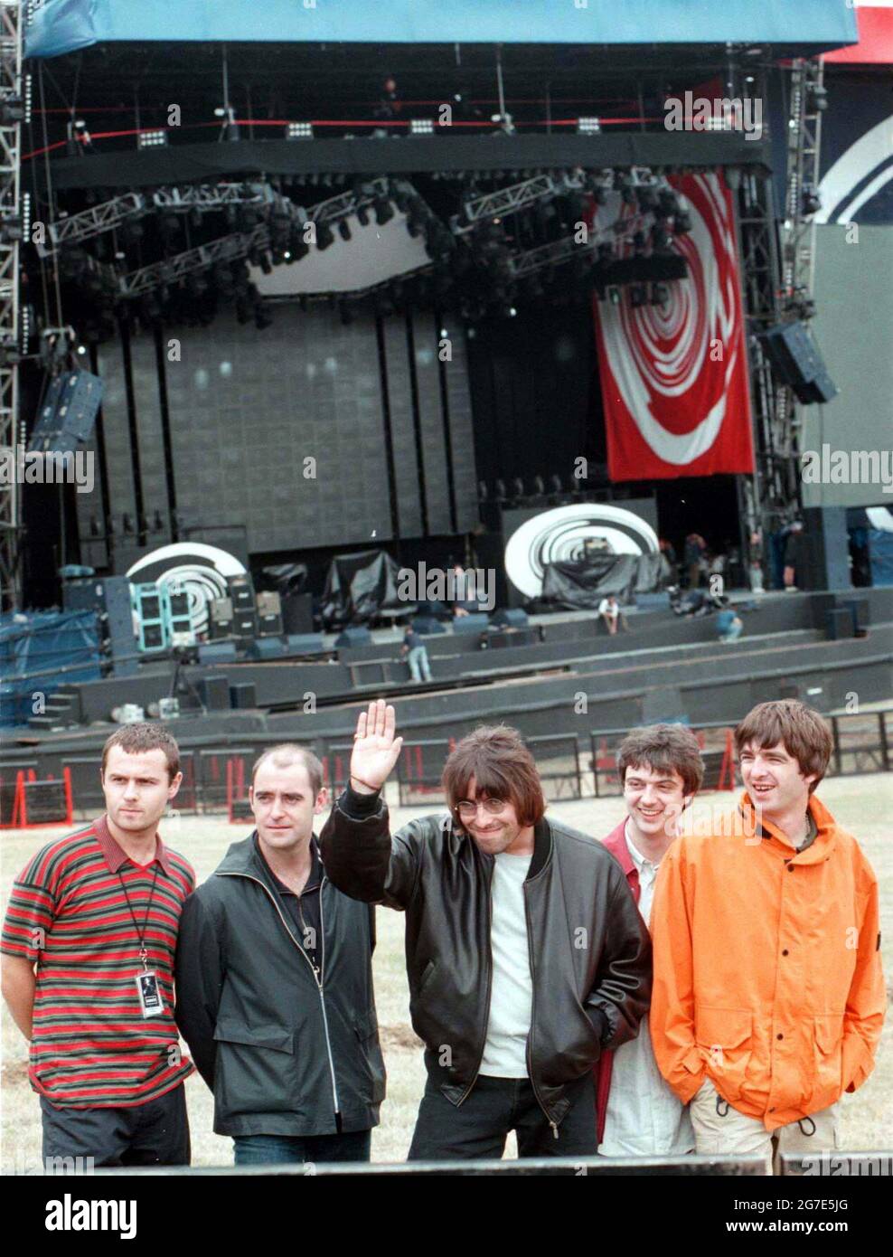 Datei-Foto vom 09/08/96 von Oasis im Vorfeld ihrer Auftritte im Knebworth Park in Hertfordshire. Mit dem Titel Oasis Knebworth 1996 wird die Spielfilmreihe am Donnerstag, den 23. September, weltweit in Kinos Premiere feiern. Ausgabedatum: Dienstag, 13. Juli 2021. Stockfoto