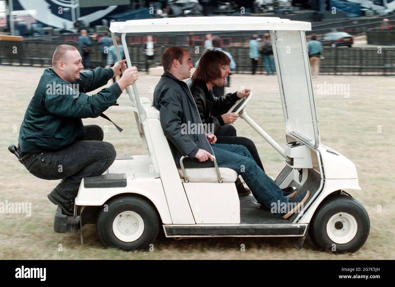 Datei-Foto vom 09/08/96 von Liam Gallagher aus Oasis mit einem Golfwagen vor ihren Auftritten im Knebworth Park in Hertfordshire. Mit dem Titel Oasis Knebworth 1996 wird die Spielfilmreihe am Donnerstag, den 23. September, weltweit in Kinos Premiere feiern. Ausgabedatum: Dienstag, 13. Juli 2021. Stockfoto
