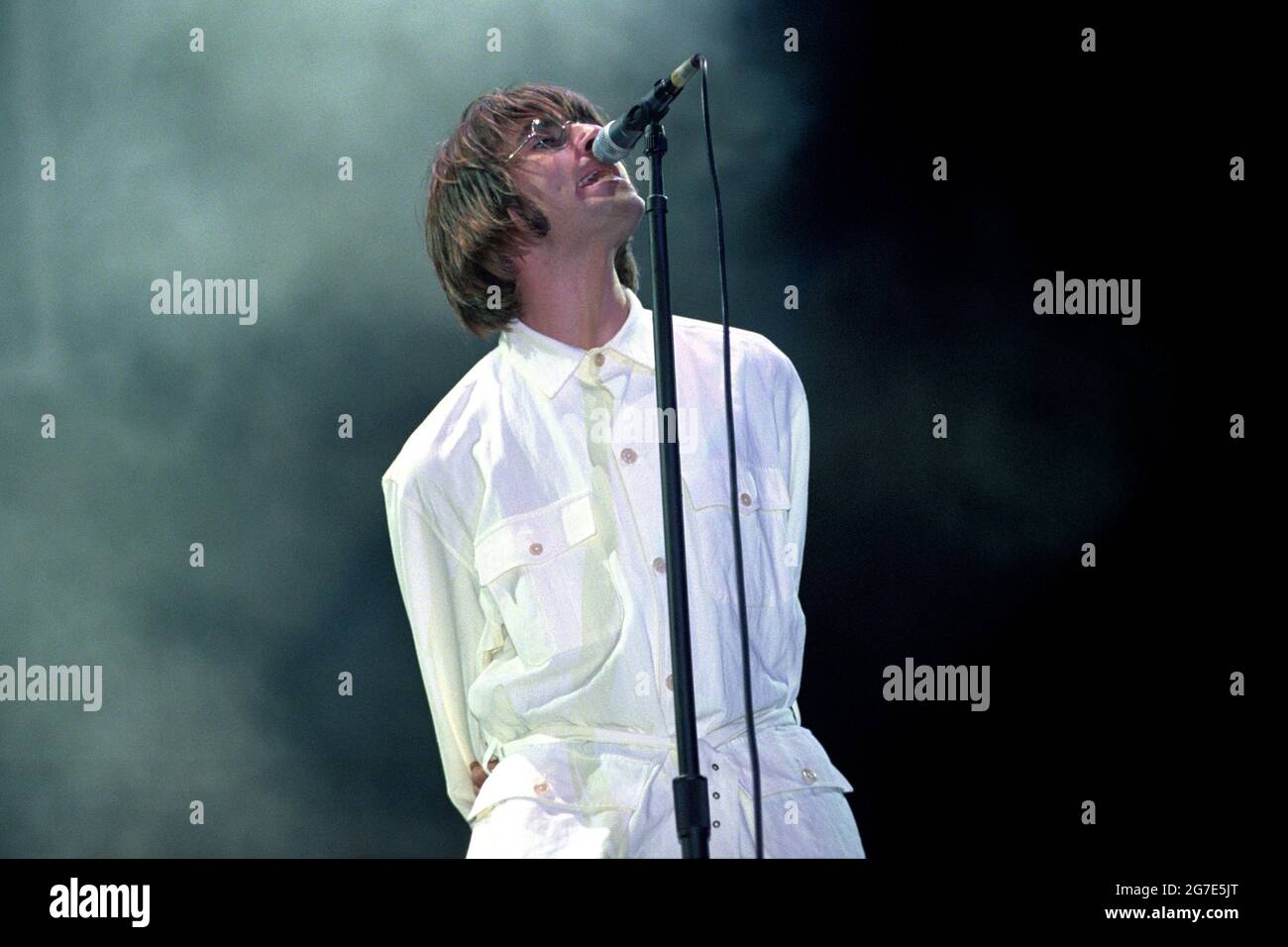 Datei-Foto vom 10/08/96 von Liam Gallagher, der mit Oasis im Knebworth Park in Hertfordshire auftrat. Mit dem Titel Oasis Knebworth 1996 wird die Spielfilmreihe am Donnerstag, den 23. September, weltweit in Kinos Premiere feiern. Ausgabedatum: Dienstag, 13. Juli 2021. Stockfoto