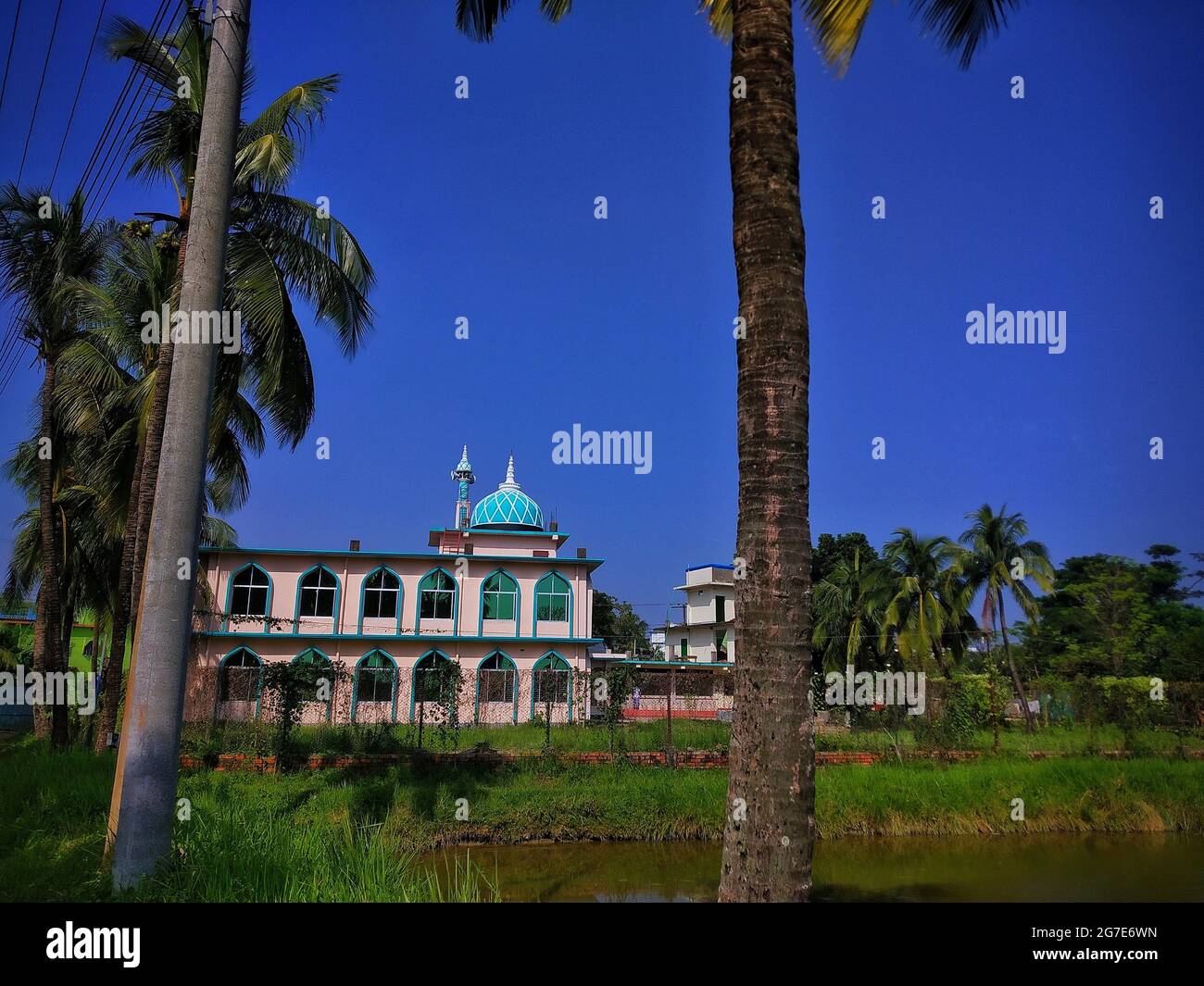 Juli 10 2021 Barisal, Bangladesch. Eine wunderschöne Moschee mitten in der Natur Stockfoto