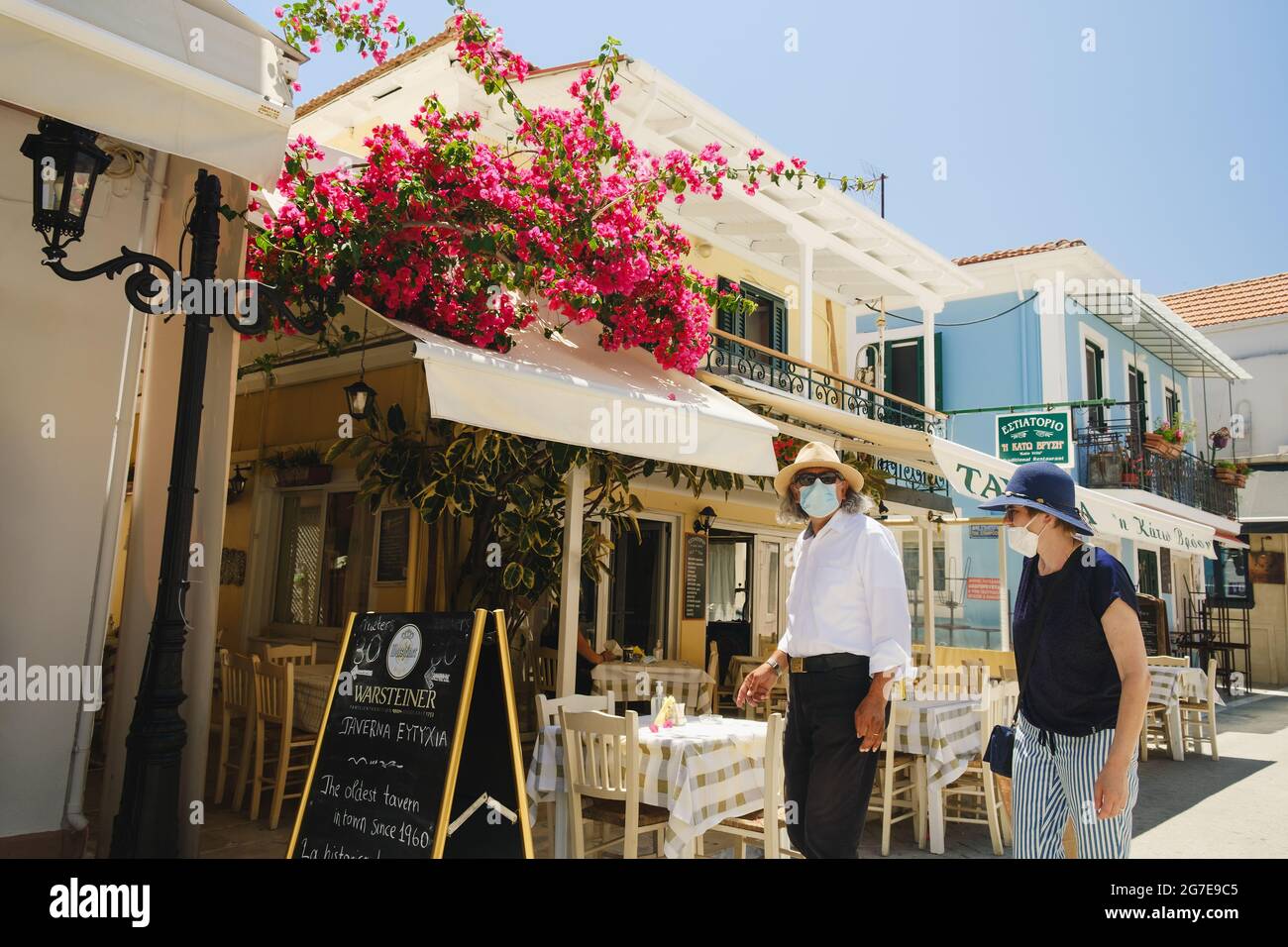 Touristen mit Schutzmaske auf der griechischen Insel Lefkada Stockfoto