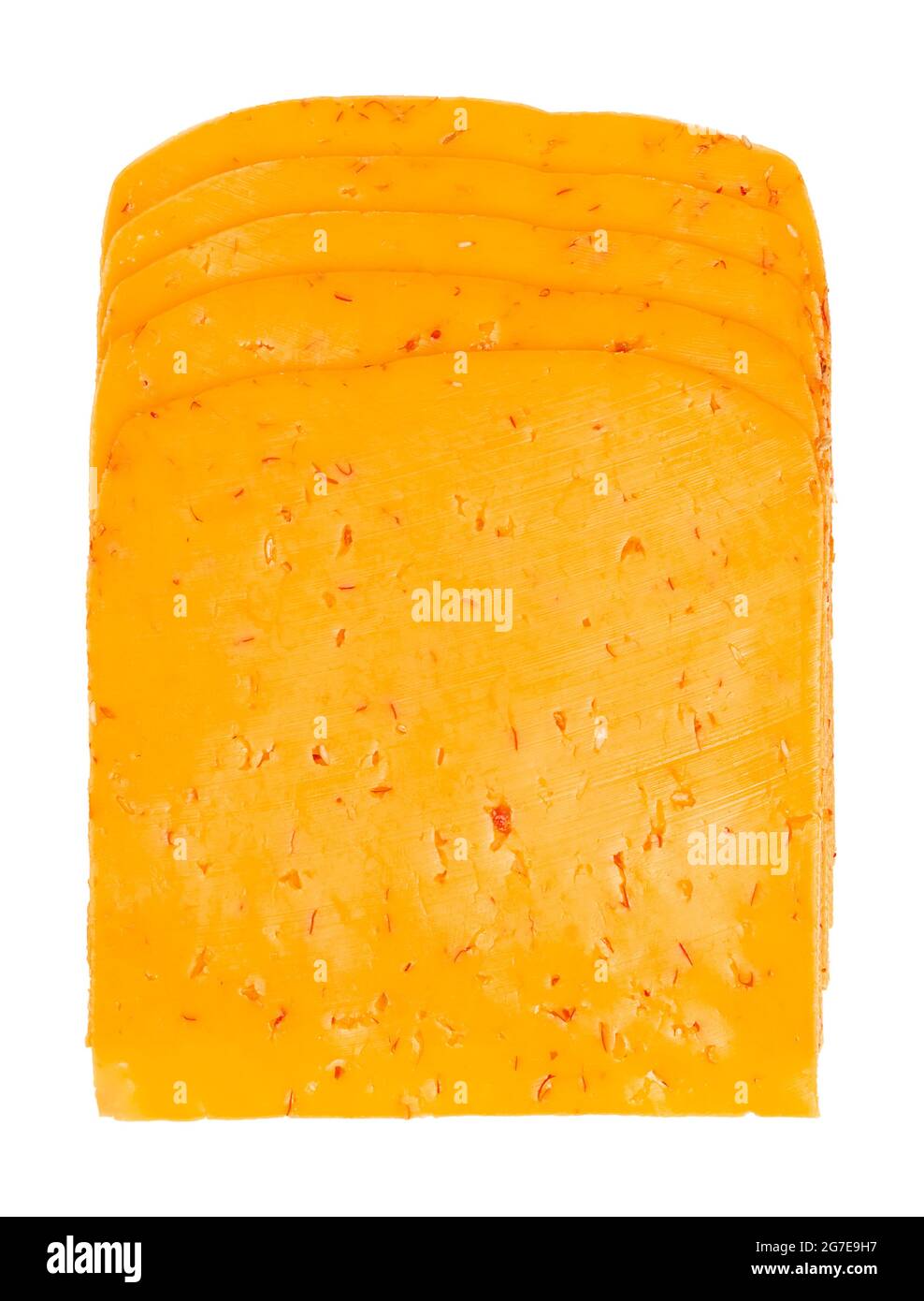 Chili-Käse-Scheiben. Stapel von geschnittenem Cheddar für Cheeseburger, aus pasteurisierter Milch und Flocken von roten Chilischoten. Milchprodukte. Orange Farbe. Stockfoto