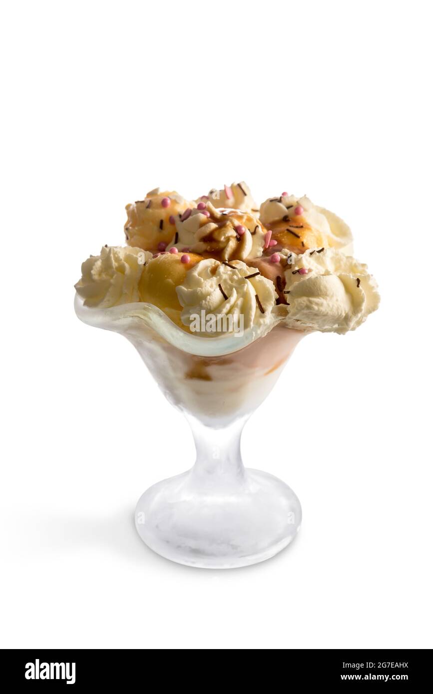 Eis mit Sahnegeschmack und Fruchtgeschmack in einer Glastasse, isoliert auf weißem, kopiertem Raum Stockfoto