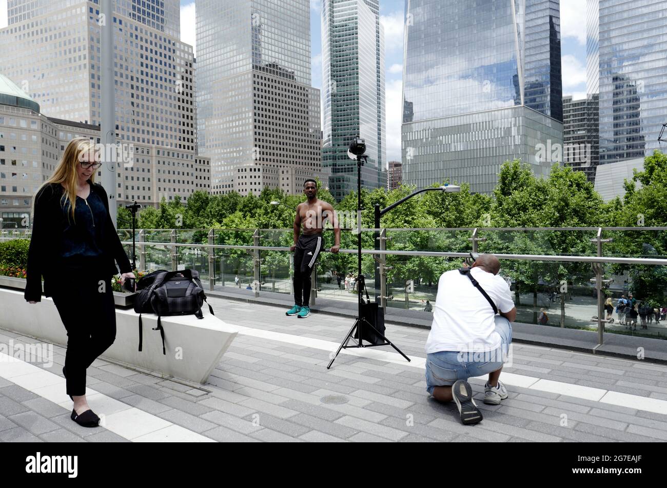 Fotoshooting im Freien am 9/11 Memorial in Manhattan, in New York City. Stockfoto