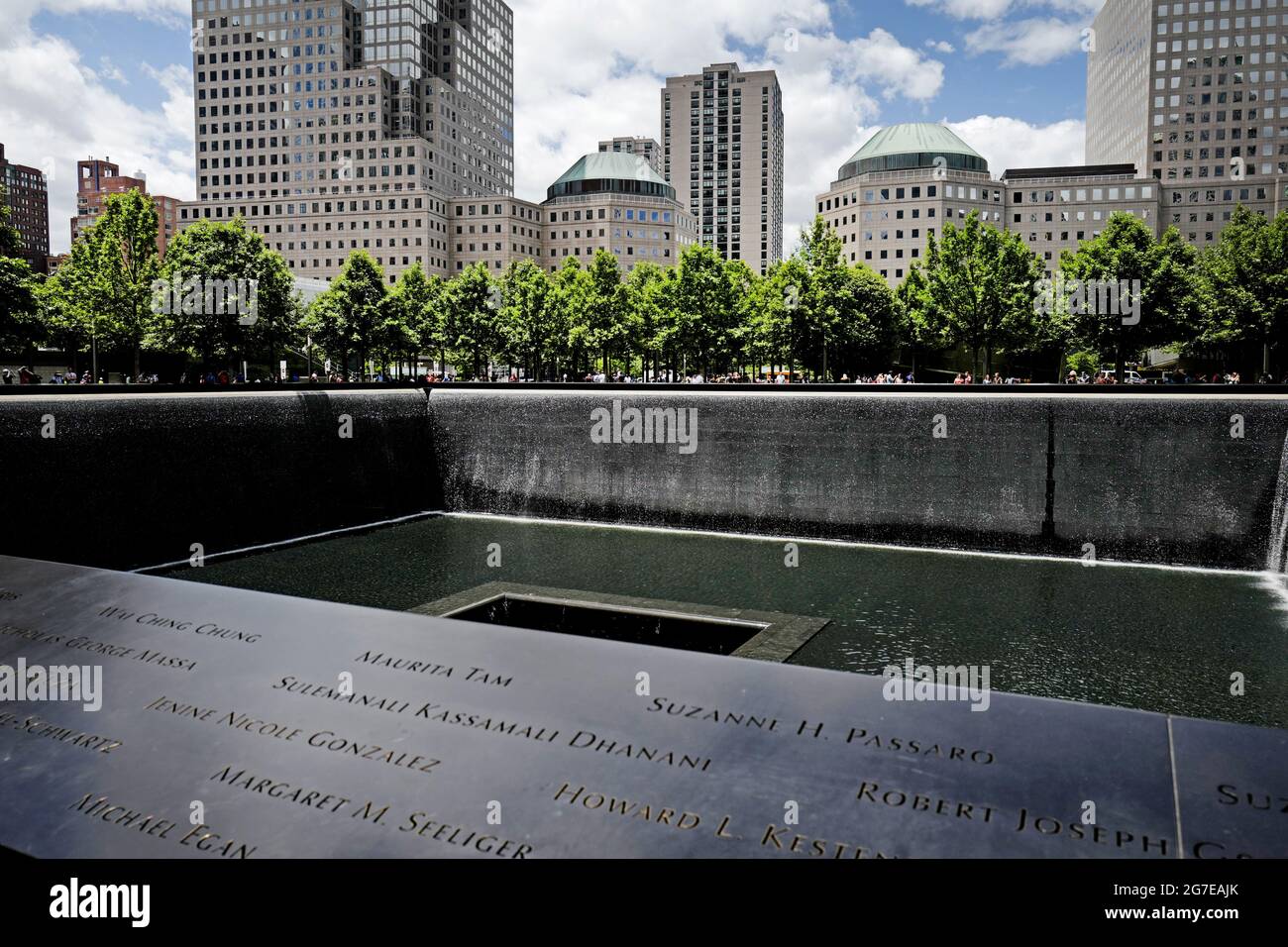 The 9 11 Memorial Fountain And The Freedom Tower Building Stockfotos ...
