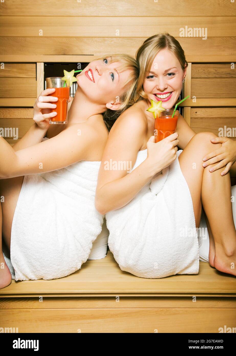 Girls In The Sauna Fotos Und Bildmaterial In Hoher Auflösung Alamy 