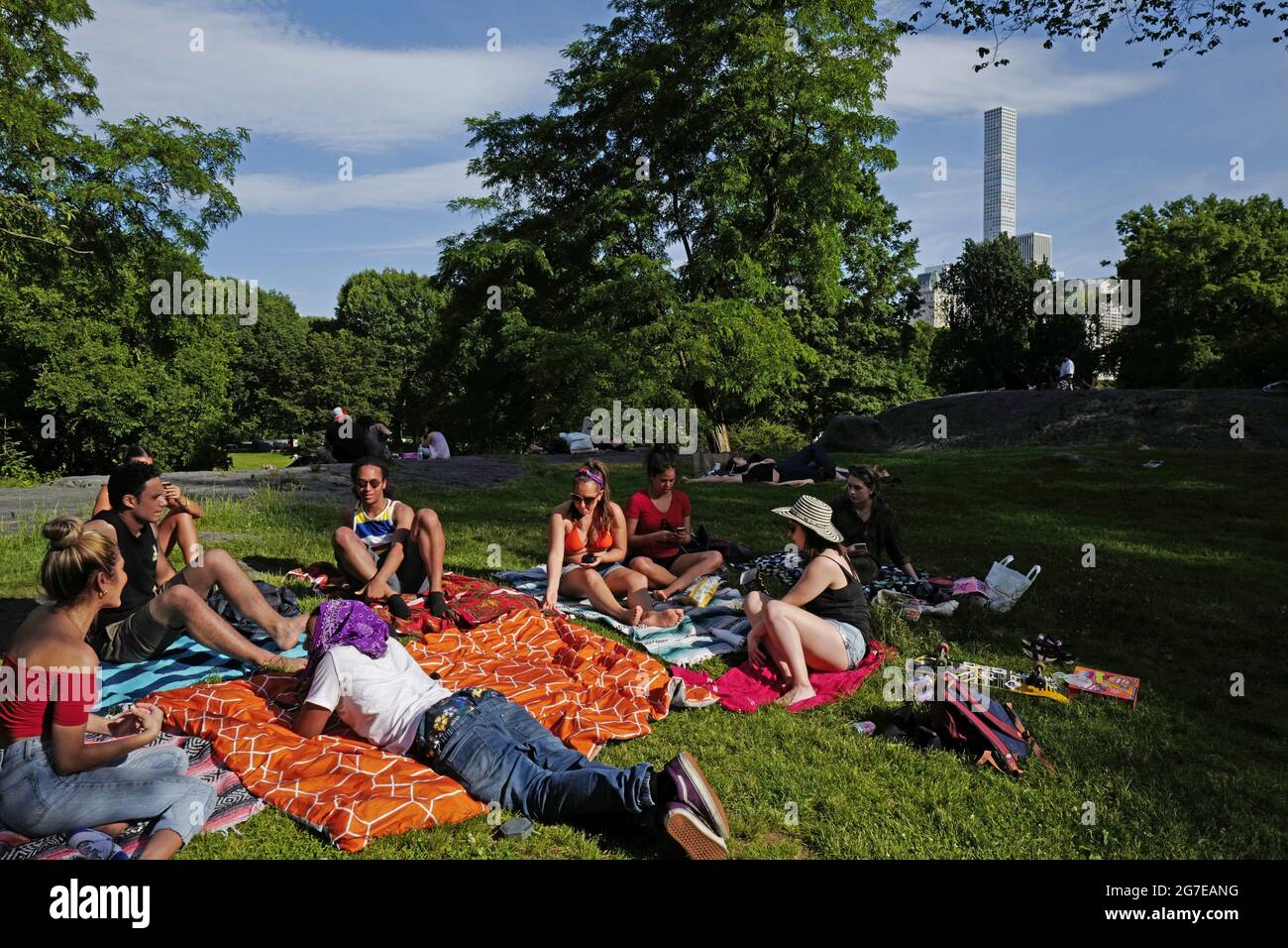 An einem heißen samstagnachmittag im Central Park treffen sich Menschen in New York City. Stockfoto
