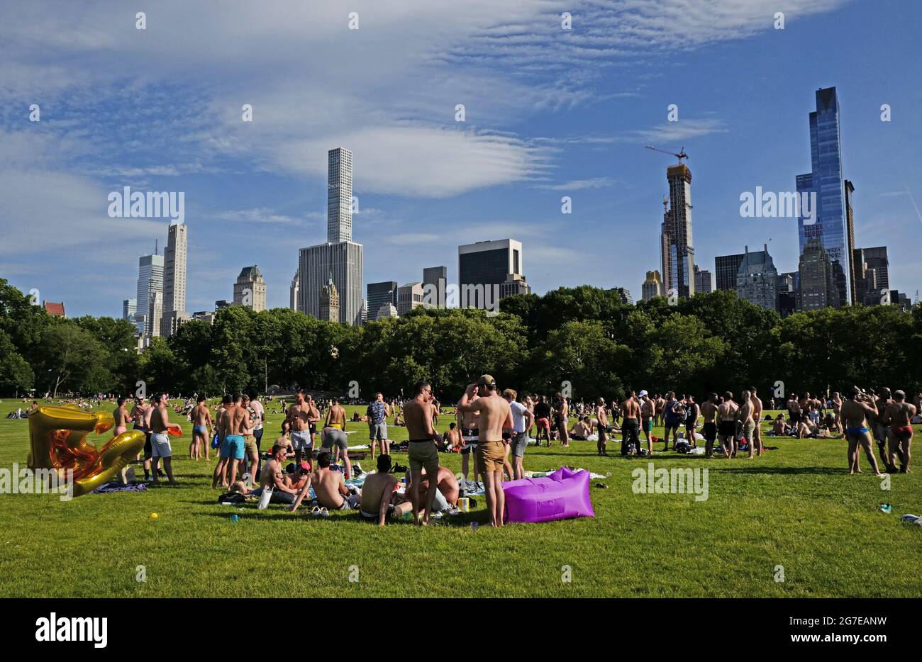 Badesachen treffen sich an einem heißen samstagnachmittag im Central Park in New York City. Stockfoto