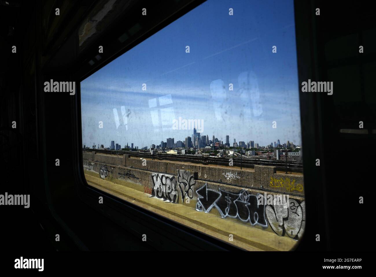 Manhattan ist von einem Zugfenster aus von Coney Island in New York City aus zu sehen. Stockfoto