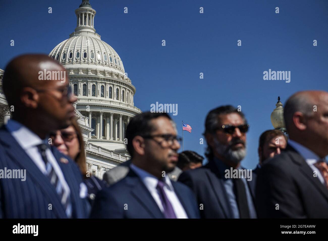 Mit der US-Flagge über dem US-Kapitol trifft eine Gruppe demokratischer Mitglieder des Repräsentantenhauses von Texas am Dienstag in Washington, DC, USA, zu einer Pressekonferenz über die Stimmrechte am US-Kapitol ein. 13. Juli 2021. Um die Republikaner daran zu hindern, neue Wahlbeschränkungen zu ergreifen, kamen diese Vertreter des Repräsentantenhauses des Bundesstaates Texas am letzten Abend auf den internationalen Flughafen von Dulles, nachdem sie in einem Paar Charterjets aus ihrem Staat geflohen waren. Foto von Rod Lampey / CNP/ ABACAPRESS.COM Stockfoto