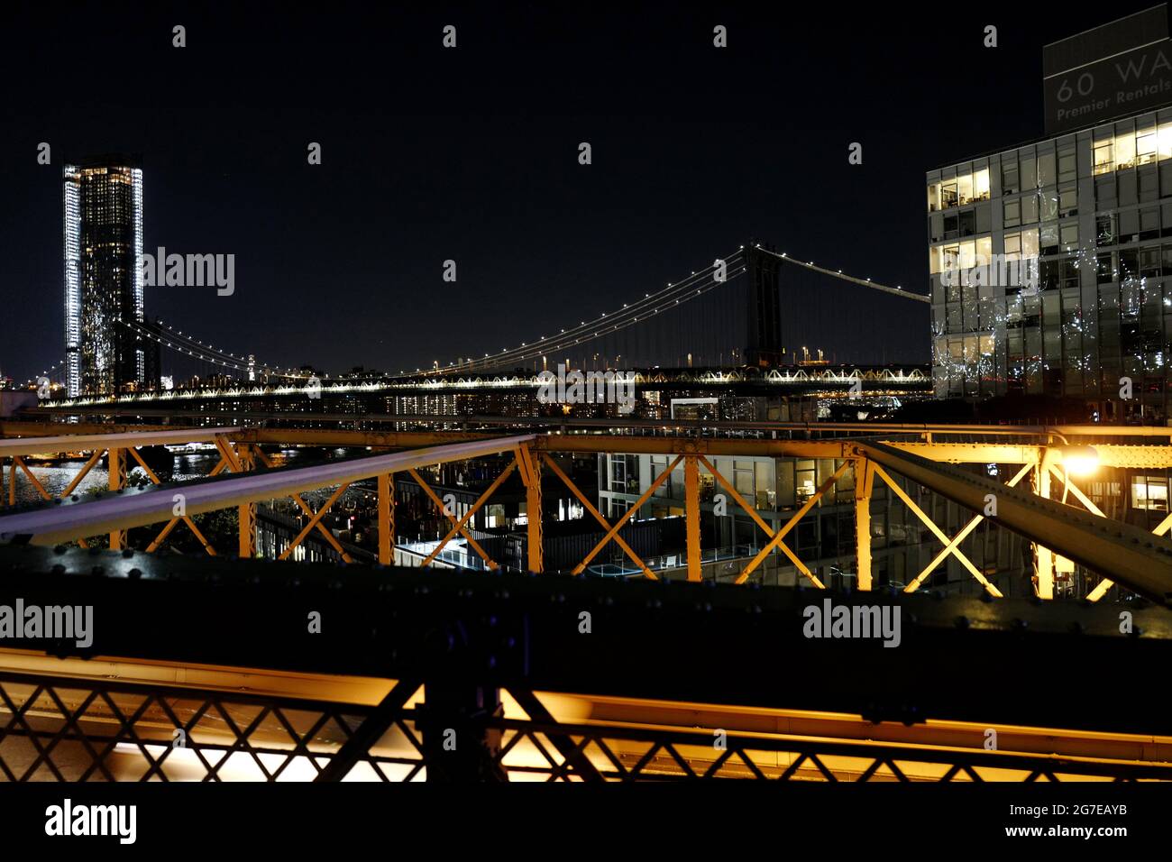Nachtansicht der Skyline von Manhattan von der Brooklyn Bridge in New York City. Stockfoto