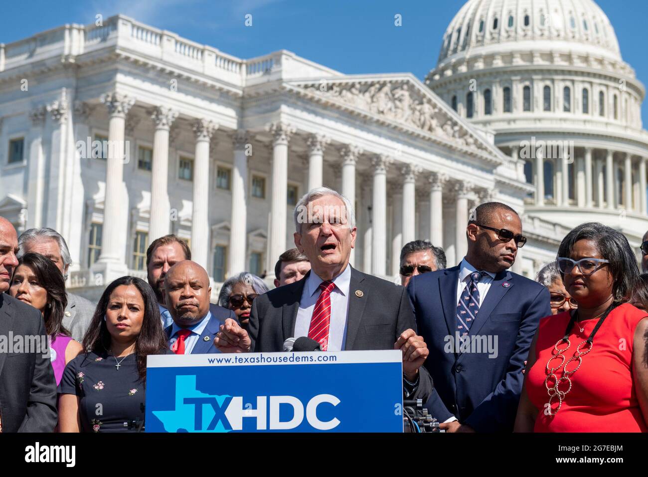 Der Vertreter der Vereinigten Staaten, Lloyd Doggett (Demokrat von Texas), wird von einer Gruppe demokratischer Mitglieder des Repräsentantenhauses von Texas begleitet, während er am Dienstag, dem 13. Juli 2021, auf einer Pressekonferenz über die Stimmrechte vor dem US-Kapitol in Washington, DC, Bemerkungen vorbringt. Um die Republikaner daran zu hindern, neue Wahlbeschränkungen zu ergreifen, kamen diese Vertreter des Repräsentantenhauses des Bundesstaates Texas am letzten Abend auf den internationalen Flughafen von Dulles, nachdem sie in einem Paar Charterjets aus ihrem Staat geflohen waren. Kredit: Rod Lampey/CNP Stockfoto