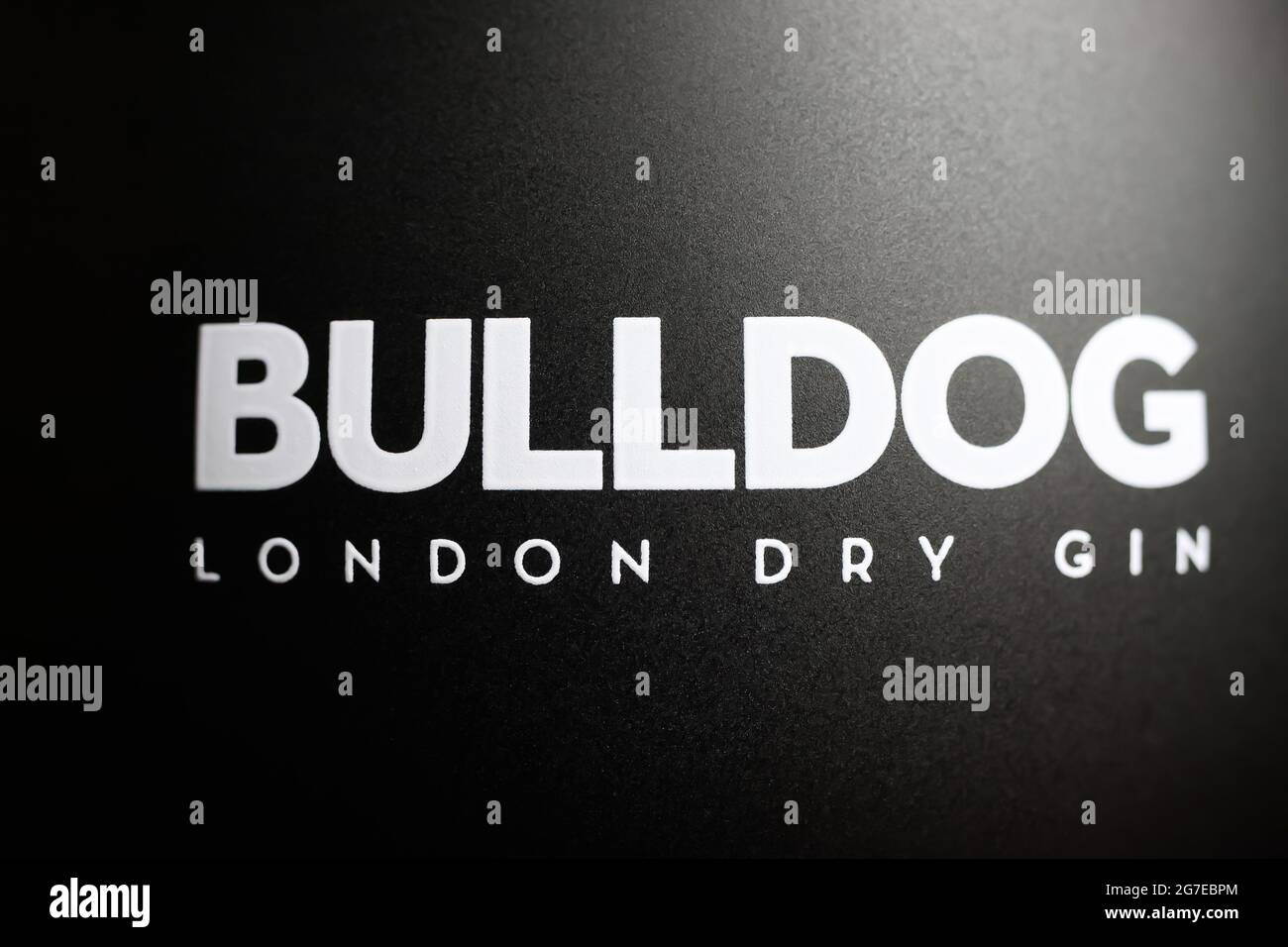 Viersen, Deutschland - Mai 9. 2021: Nahaufnahme des Flaschenlabels mit Logo-Schriftzug des Bulldog london Dry Gin Stockfoto