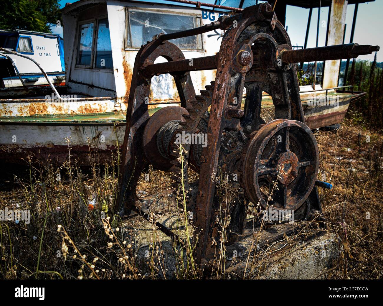 Die Riemenscheibe verrostet, um die Boote aus den Riefen herauszuziehen Stockfoto