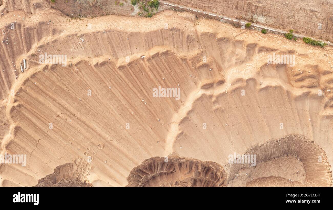 Sandige Oberfläche aus der Vogelperspektive. Industrial Desert und Ökologie Thema Bild Stockfoto