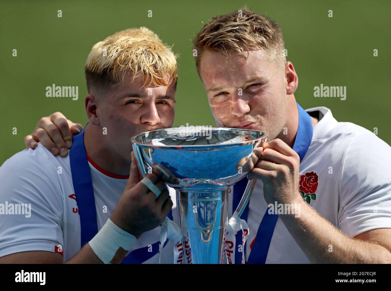 (L-R) die Engländer Josh Gray und Jack Clement posieren mit der Trophäe, nachdem sie beim Guinness Six Nations-Spiel unter 20 Jahren im Cardiff Arms Park, Cardiff, die sechs Nationen gewonnen haben. Bilddatum: Dienstag, 13. Juli 2021. Stockfoto