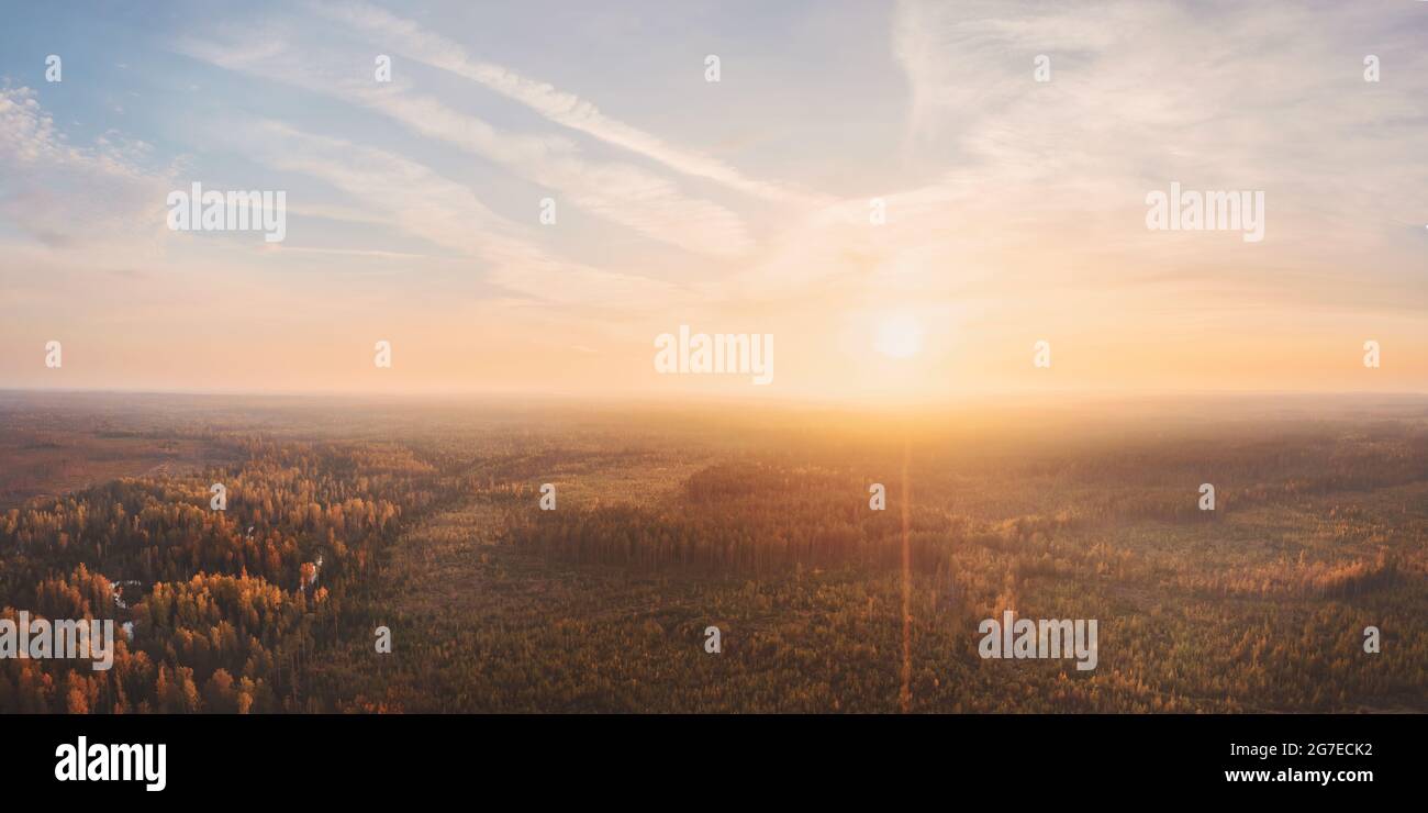 Große und breite Panorama-Herbstlandschaft bei Sonnenuntergang Luftaufnahme. Helles Bild Stockfoto