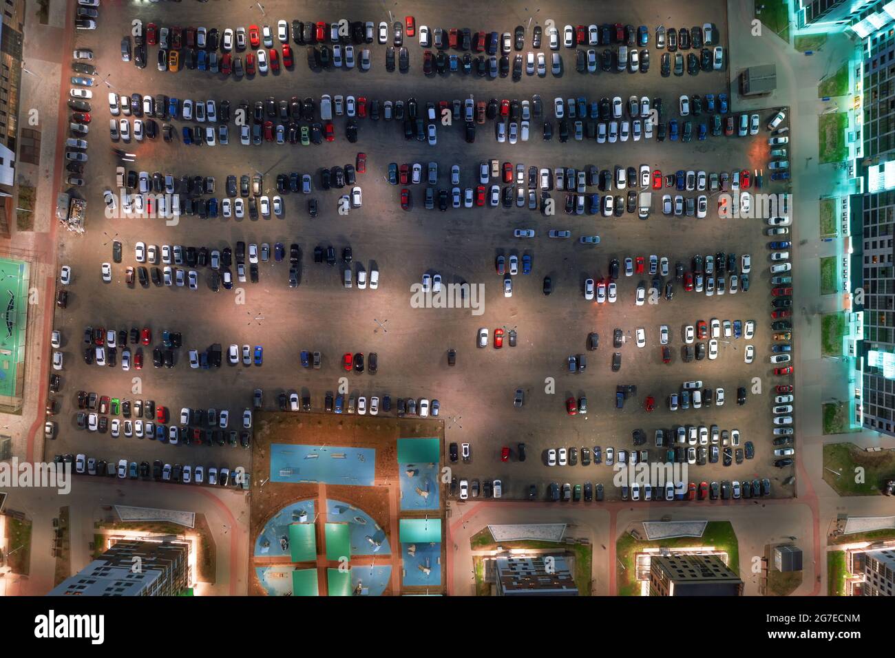 Parkplatz voll Autos auf dem modernen Innenhof der Stadt in der Nacht. Luftaufnahme von oben Stockfoto