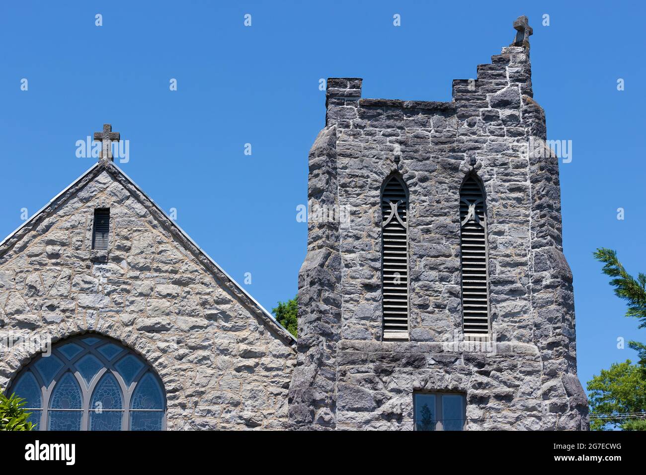 Bristol, Virginia, USA - 5. Juni 2021: Der obere Teil einer Felsenkirche und Glasfenster. Stockfoto
