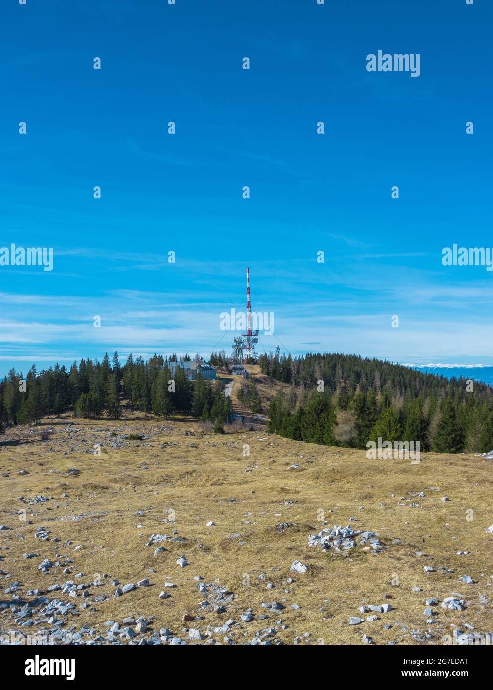 Fernmeldeturm mit direktionalen Mobilfunk- und Internetantennen auf dem Schockl in St. Radegund, bei Graz, Österreich. Drahtlose Kommunikation Stockfoto
