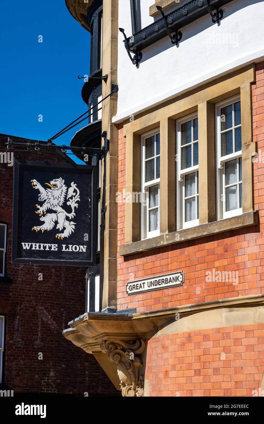 The 'White Lion' ein alter Pub und Wahrzeichen in Underbank, Stockport, Greater Manchester, England. Die oberen Stockwerke werden nun in Wohnungen umgewandelt. Stockfoto