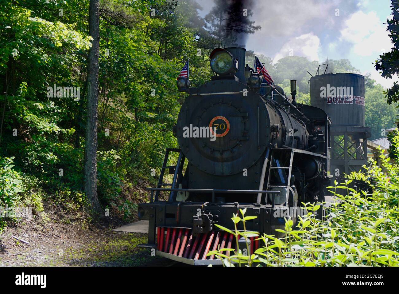 Dampflokomotive, die den Zug aus dem Bahnhof im Dollywood-Vergnügungspark zieht Stockfoto