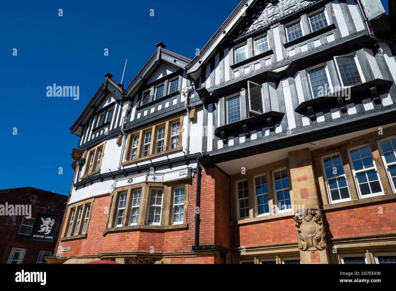 The 'White Lion' ein alter Pub und Wahrzeichen in Underbank, Stockport, Greater Manchester, England. Die oberen Stockwerke werden nun in Wohnungen umgewandelt. Stockfoto