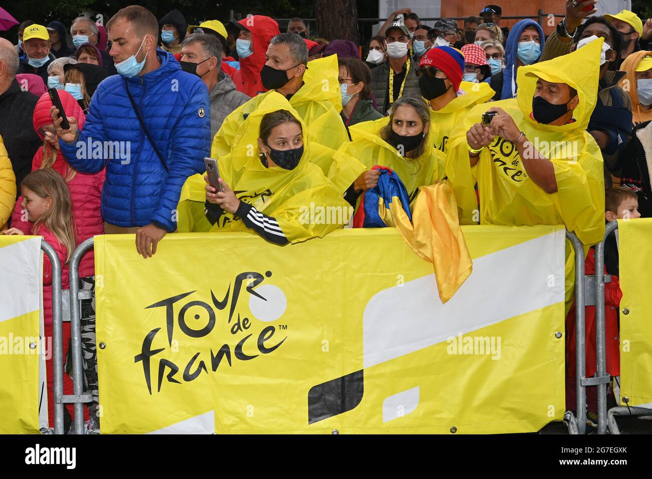 Frankreich, Dienstag, 13. Juli 2021. Fans im Ziel in Regenponchos während der 16. Etappe der Tour de France, Dienstag, 13. Juli 2021. Bildnachweis sollte lauten: Pete Goding/GodingImages Stockfoto