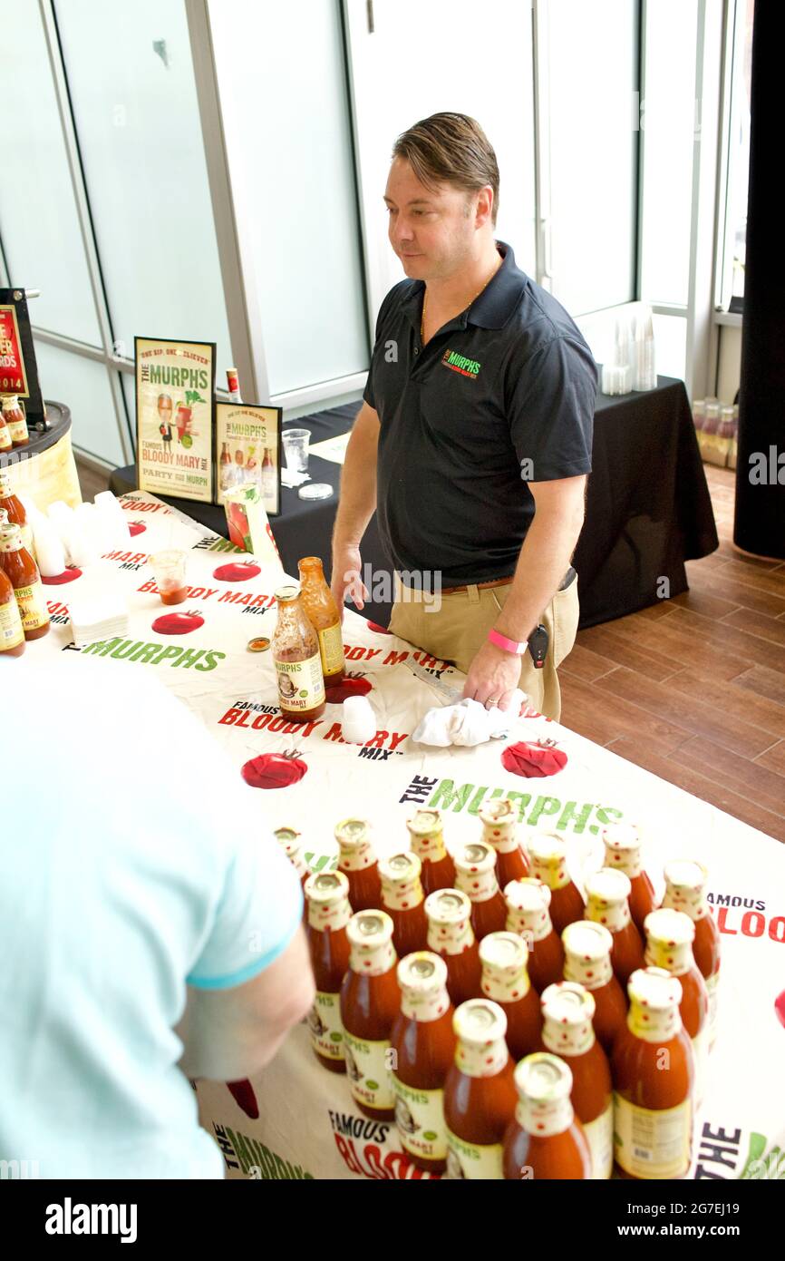 Die NYC Hot Sauce Expo 2017 fand im Brooklyn Expo Center statt. Viele Hersteller von heißer Sauce teilen Proben ihrer Produkte. Stockfoto