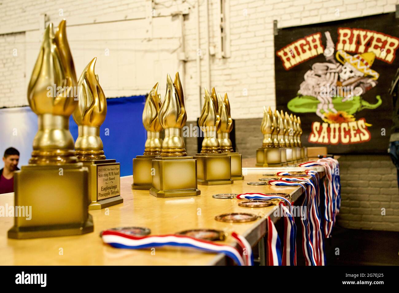 Die Auszeichnungen auf der NYC Hot Sauce Expo 2017 wurden im Brooklyn Expo Center verliehen. Viele Hersteller von heißer Sauce teilen Proben ihrer Produkte. Stockfoto