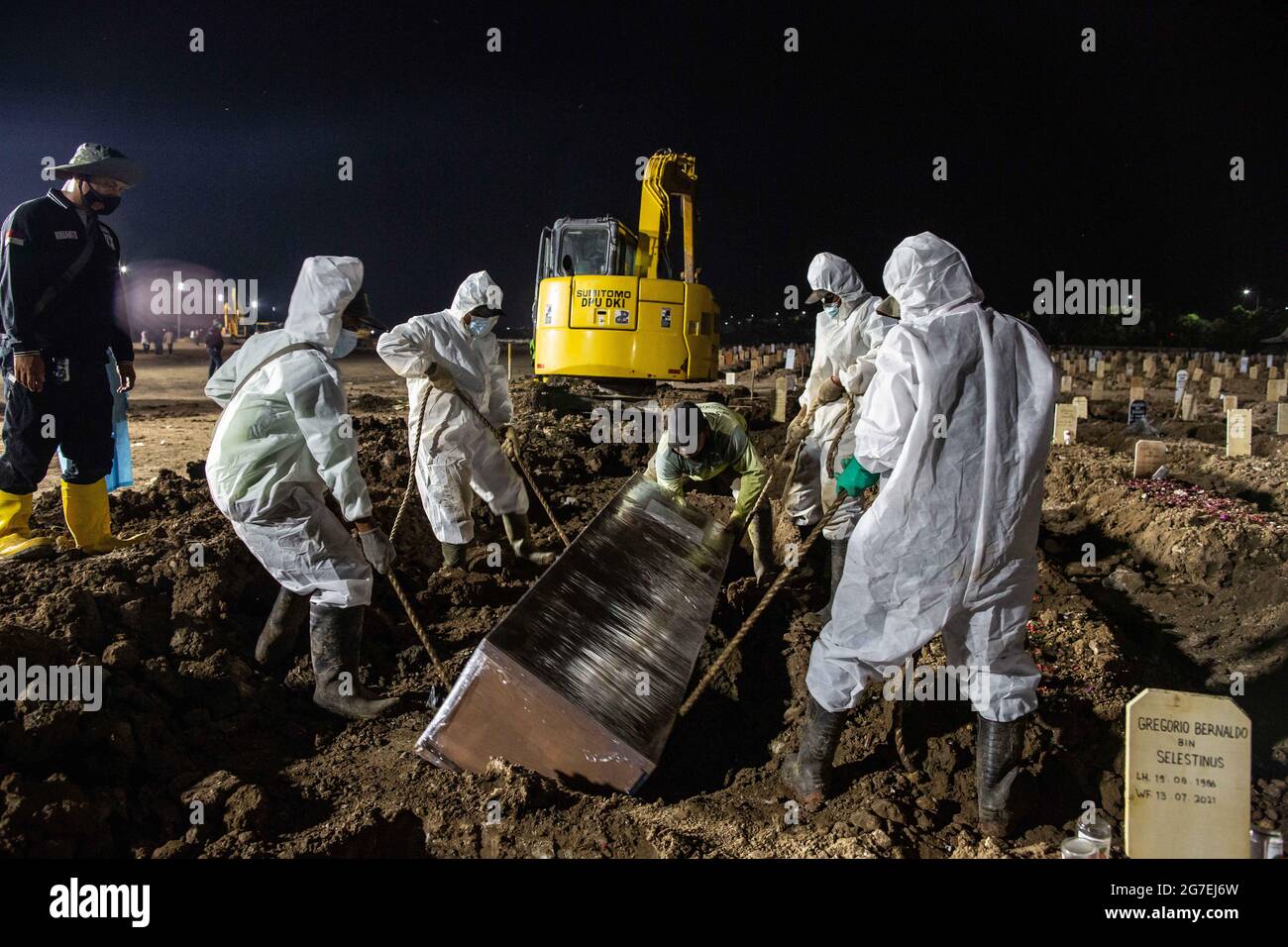 Jakarta, Indonesien. Juli 2021. Grabgräber arbeiten während der Beerdigung eines COVID-19-Coronavirus-Opfers auf einem speziellen Friedhof. Indonesien hat seit Beginn der Pandemie über 2,600,000 Fälle von Coronaviren (COVID-19-Krankheit) registriert. Quelle: Ariadi Hikmal/ZUMA Wire/Alamy Live News Stockfoto