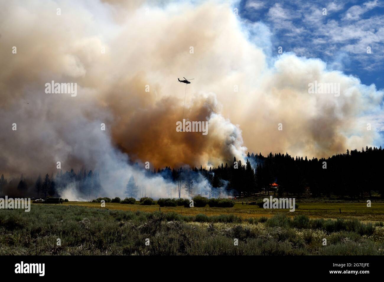 Doyle, Kalifornien, USA. Juli 2021. Doyle, CA - die nordöstliche Flanke des Sugar Fire zeigte am Montag weiterhin ein aktives Brandverhalten, allerdings konnten Feuerwehrleute die Eindämmung bis zum späten Nachmittag auf 26 % erhöhen. Das Feuer liegt derzeit auf 91,200 Acres. Quelle: Neal Waters/ZUMA Wire/Alamy Live News Stockfoto