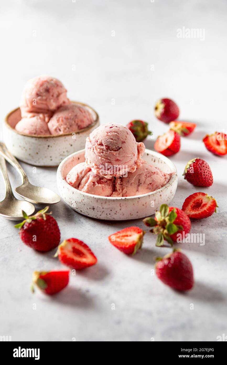Erdbeereis mit frischen Erdbeeren Stockfoto