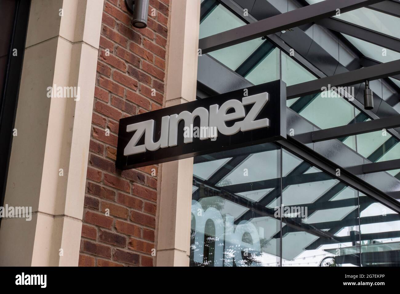 Kirkland, WA USA - ca. Juli 2021: Außenansicht eines Zumiez Skatebekleidung-Shops in der Region Totem Lake. Stockfoto