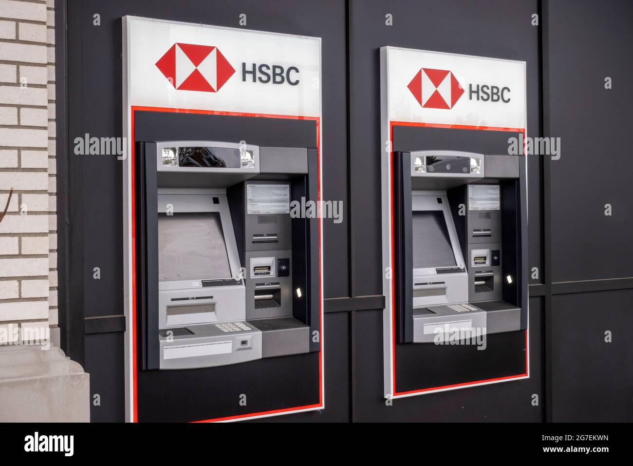 Kirkland, WA USA - ca. Juli 2021: Abgewinkelte Ansicht eines HSBC-Geldautomaten an der Seite eines Backsteingebäudes in Totem Lake. Stockfoto