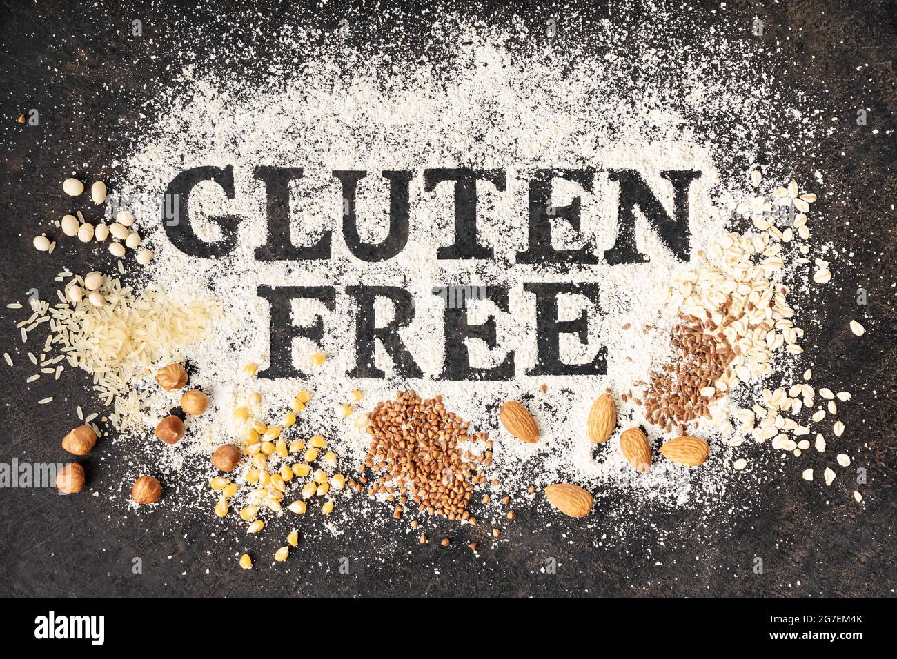 Glutenfrei in Mehl auf vintage Backblech und glutenfreie Körner und Nüsse geschrieben, glutenfreies Backkonzept Stockfoto