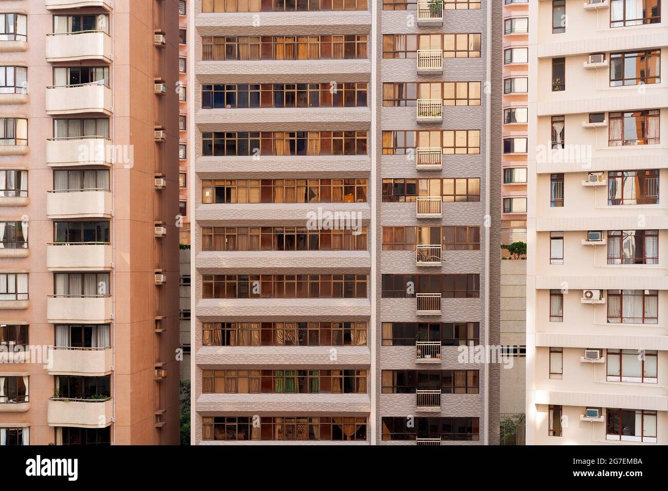 Nahaufnahme eines dicht besiedelten Wohnhauses in Hongkong. Stockfoto