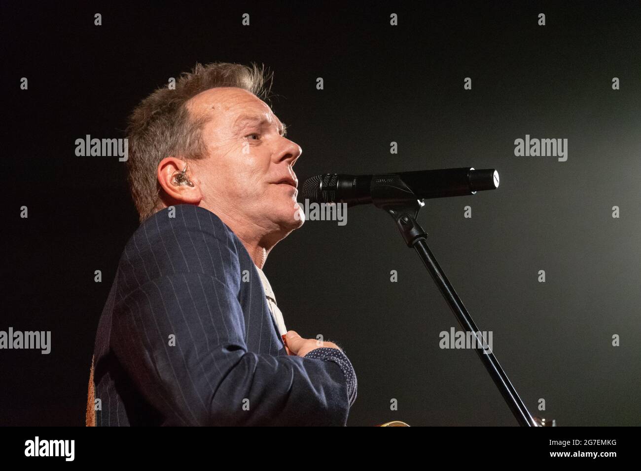 Der in Großbritannien geborene kanadische Schauspieler, bekannt als Jack Bauer aus dem Jahr 24; Kiefer Sutherland spielt Songs seines neuesten Albums „Reckless & Me“ Lie in Concert Stockfoto