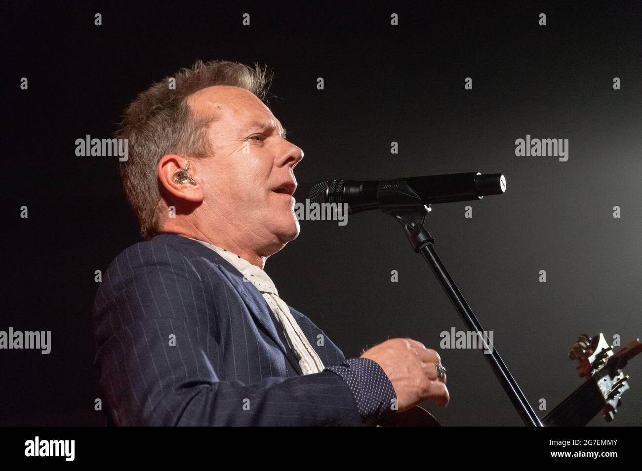 Der in Großbritannien geborene kanadische Schauspieler, bekannt als Jack Bauer aus dem Jahr 24; Kiefer Sutherland spielt Songs seines neuesten Albums „Reckless & Me“ Lie in Concert Stockfoto