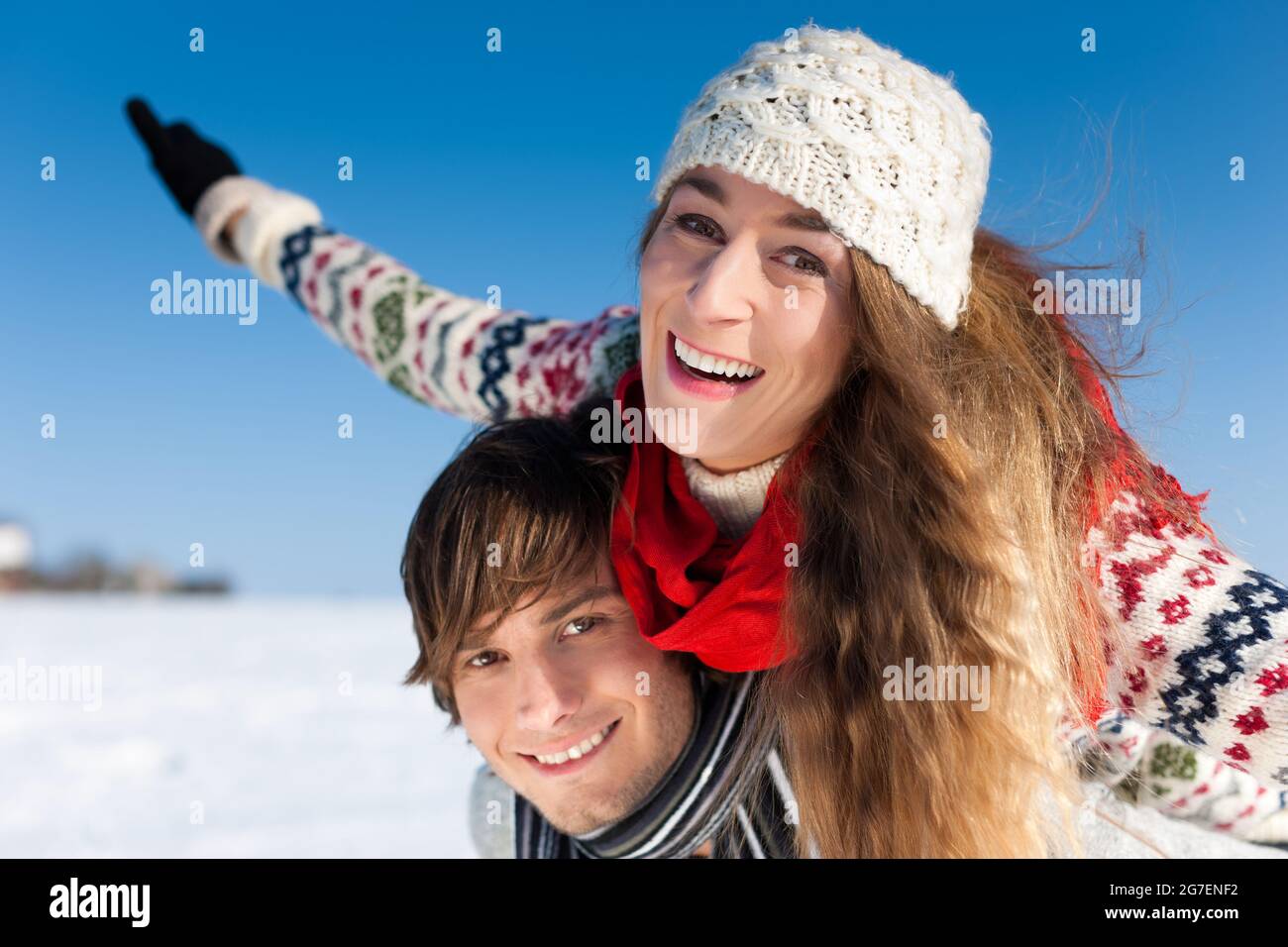 Paar - Mann und Frau - eine Winterwanderung umarmen einander Stockfoto