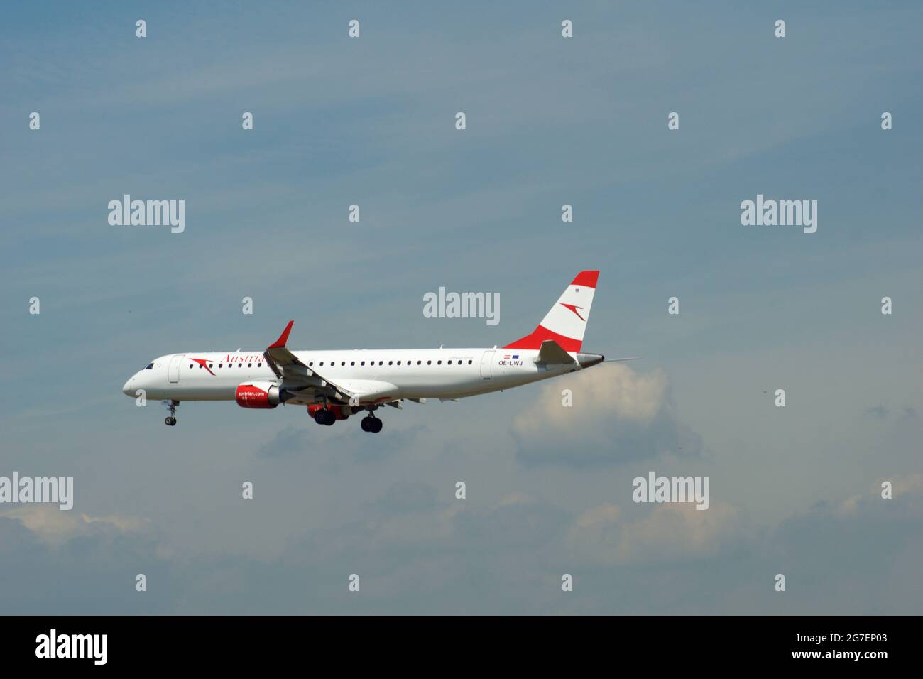 FRANKFURT, DEUTSCHLAND - 09. JUL 2017: Die Star Alliance Embraer 195 der Austrian Airlines landet auf dem Internationalen Flughafen Frankfurt Stockfoto