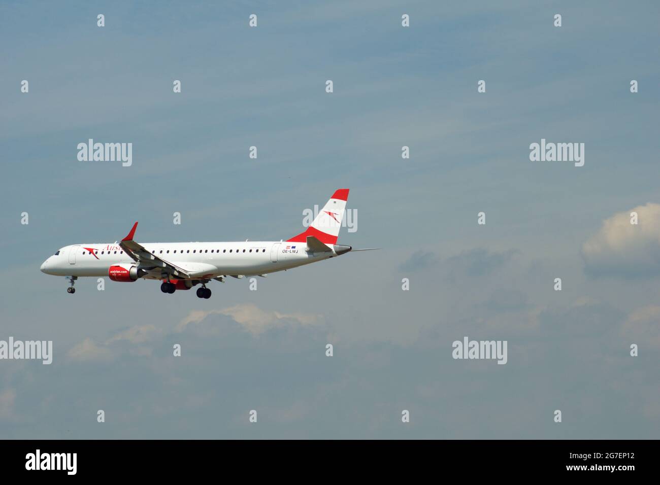 FRANKFURT, DEUTSCHLAND - 09. JUL 2017: Die Star Alliance Embraer 195 der Austrian Airlines landet auf dem Internationalen Flughafen Frankfurt Stockfoto