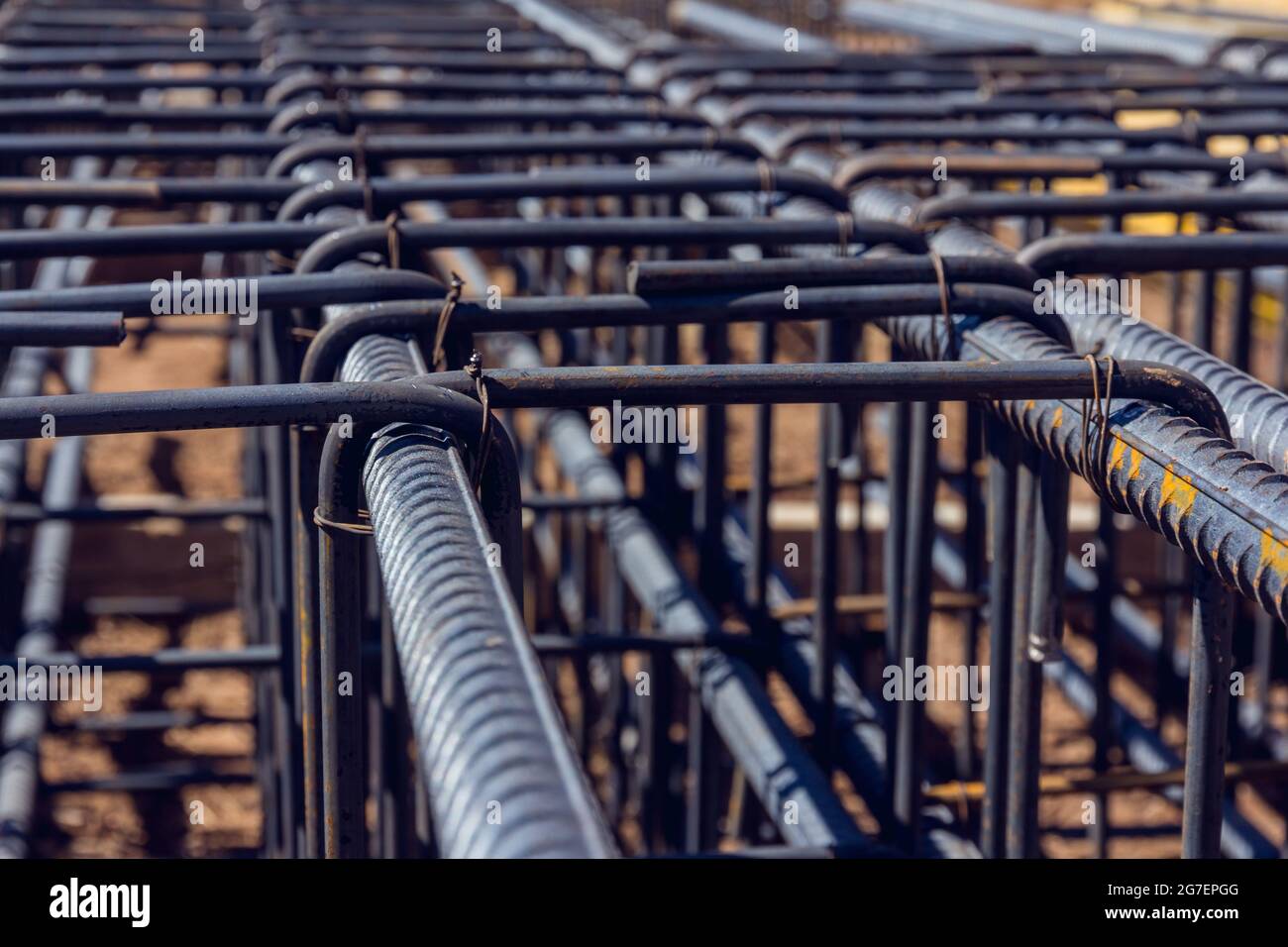 Stahlbaubewehrung auf der Baustelle. Stahlrohrkonstruktion zum Betonieren Stockfoto