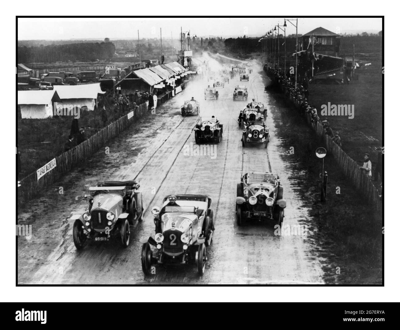 ERSTE LE MANS 1923 24 Stunden Le Mans, offiziell der 24 Stunden große Preis der Ausdauer, dies war der erste große Preis der Ausdauer und fand am 26. Und 27. Mai 1923 statt. 1923 Le Mans 24 HR Endurance Race Le Mans France First (Gewinner) No 9 Chenard-Walcker SA France André Lagache & René Léonard Chenard-Walcker Typ U3 15CV Sport Chenard-Walcker 3,0L (Gewinner wurden nicht offiziell kategorisiert) Stockfoto