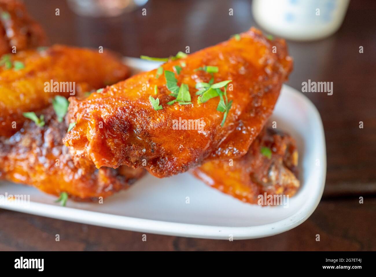 Buffalo Chicken Wings im Coop Restaurant, Lafayette, Kalifornien, 3. Juli 2021. () Stockfoto