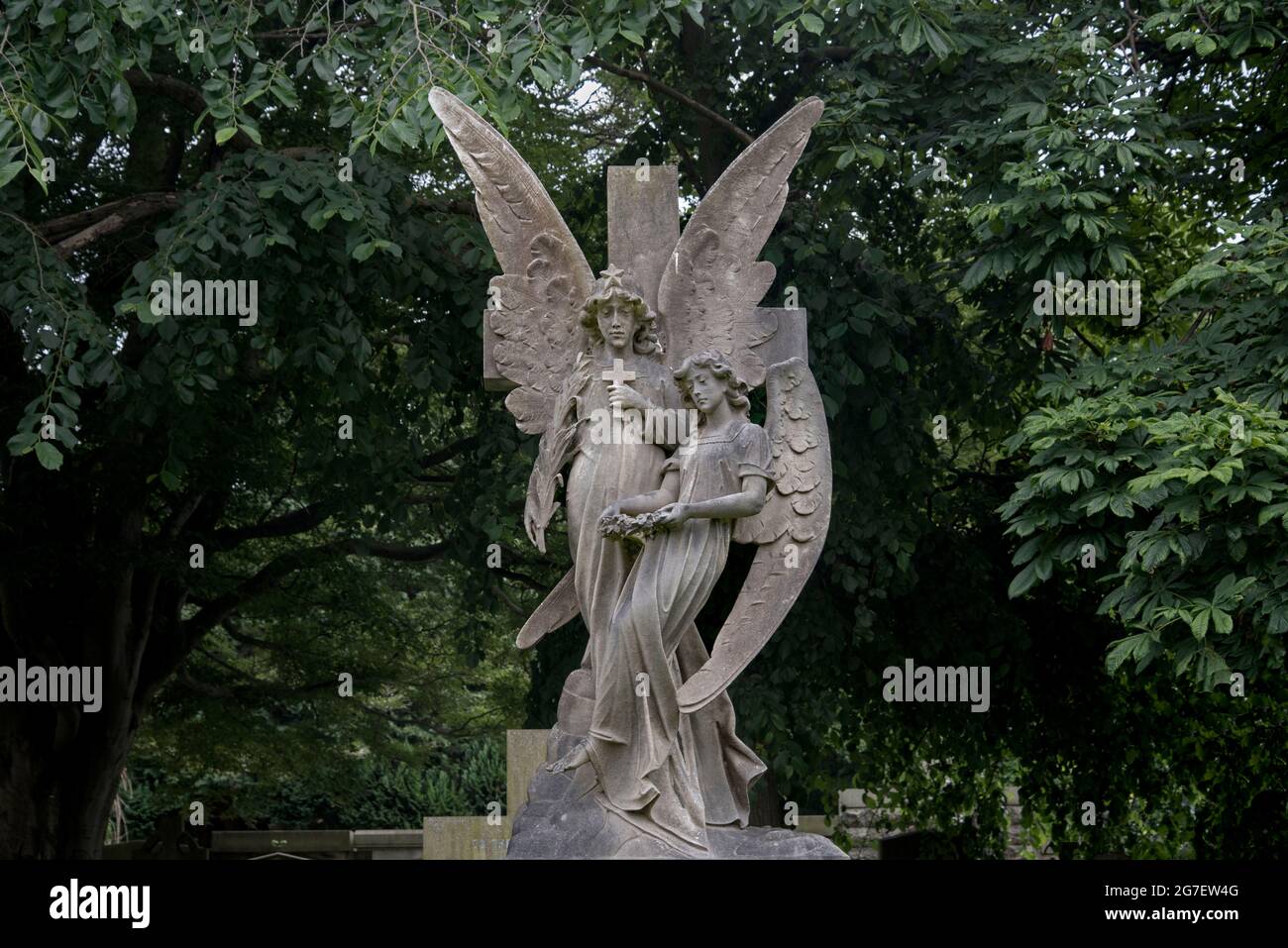 Gedenkstätte mit zwei Engeln, einer mit einem Kreuz und der andere mit einem Kranz auf dem Dean Friedhof Edinburgh, Schottland, Großbritannien. Stockfoto